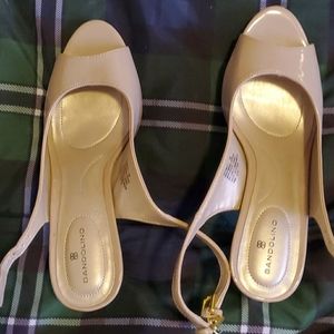 Light brown mid heel shoe